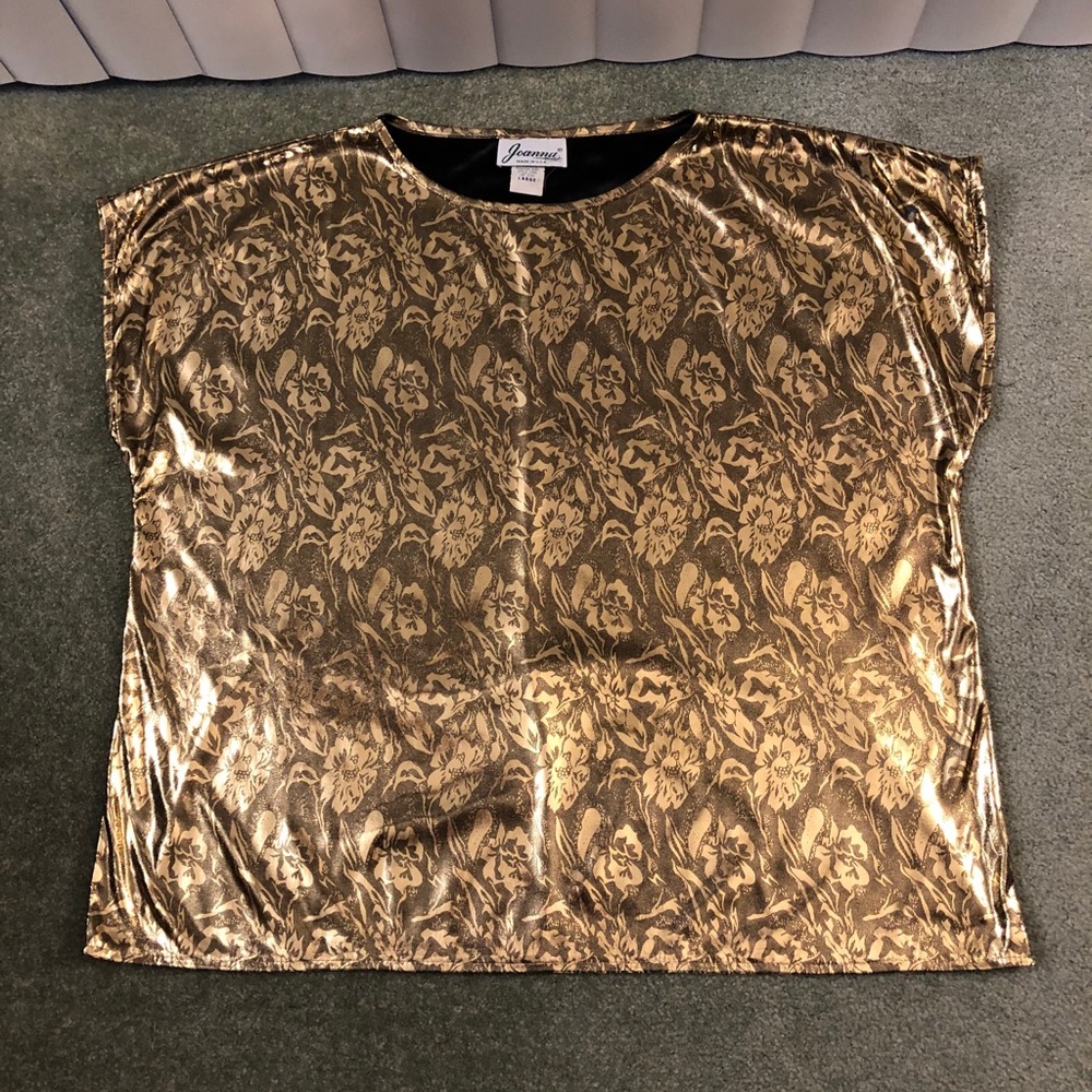 Beautiful gold top made in the USA